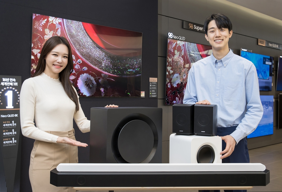 삼성전자 모델이 서울 논현동에 위치한 삼성 디지털프라자 강남본점에서 사운드바 신제품들을 소개하고 있다.