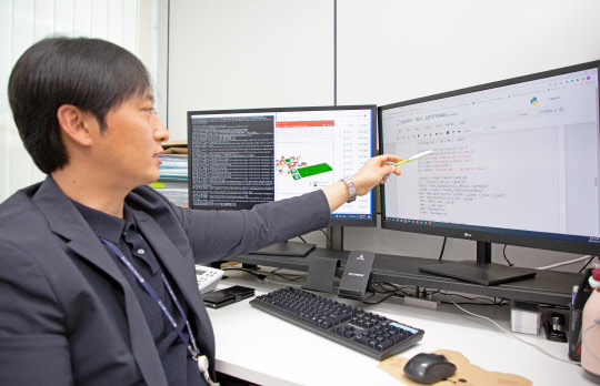 김종훈 책임연구원이 개발한 AI 모델의 훈련 및 검증 과정을 설명하고 있다. [사진=에너지연구원]