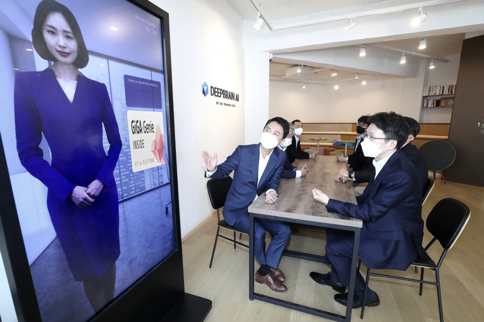 서울 강남의 딥브레인AI 사옥에서 KT AI/BigData사업본부 최준기 본부장(오른쪽)이 딥브레인AI 장세영 대표이사에게 AI 휴먼에 대한 설명을 듣고 있다.