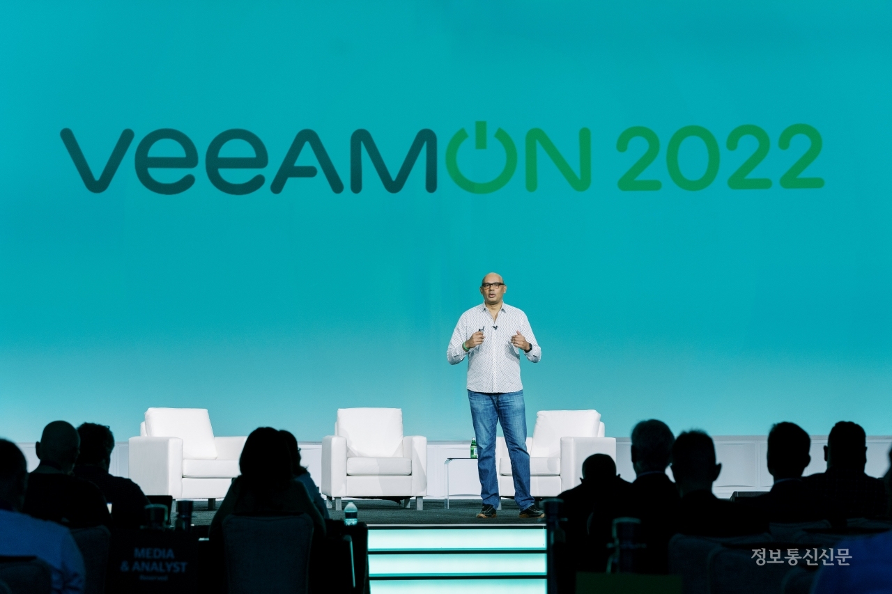 VeeamON 2022에서 연설중인 아난드 에스와란 빔 소프트웨어 CEO. [사진=빔 소프트웨어]