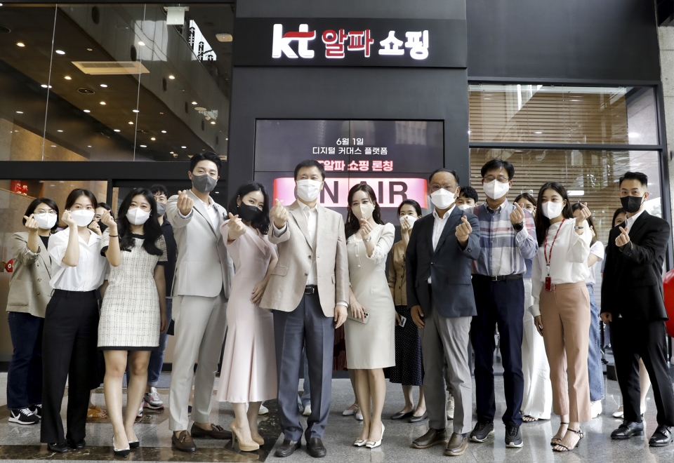 정기호 KT알파 대표(앞줄 왼쪽부터 다섯 번째)와 임직원들이 새로운 브랜드 ‘KT알파 쇼핑’ 론칭을 기념해 사진 촬영을 하고 있다.