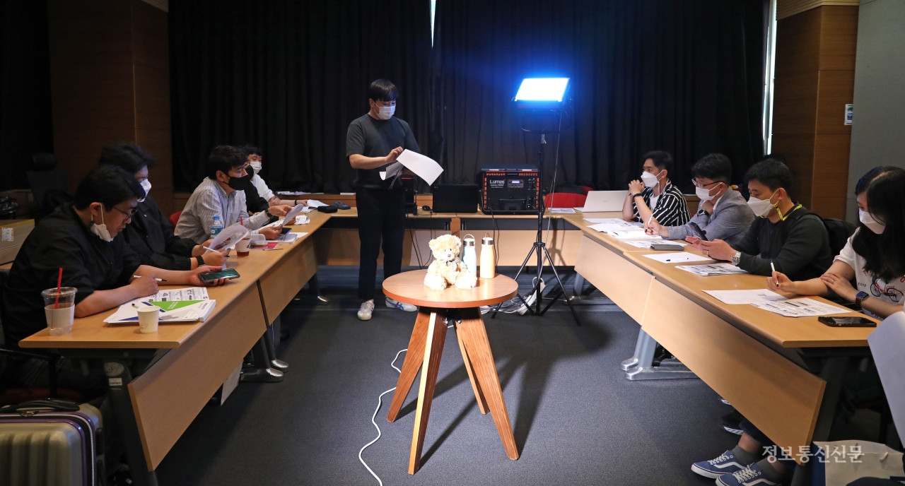 참석자들이 방송장비 실습교육을 받고 있다.