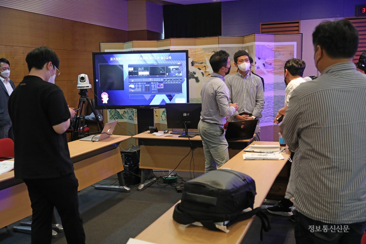 참석자들이 방송장비 실습교육을 받고 있다.