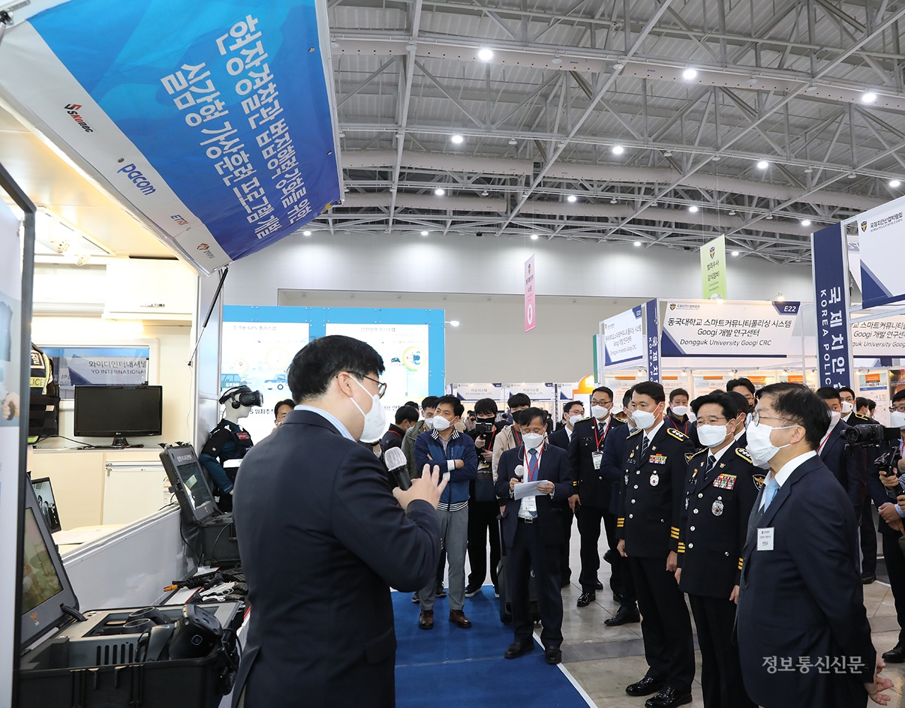 지난해 개최된 국제치안산업박람회에서 김창룡 경찰청장(오른쪽 둘째)이 VR 기반 훈련시스템에 대해 깊은 관심을 보였다.