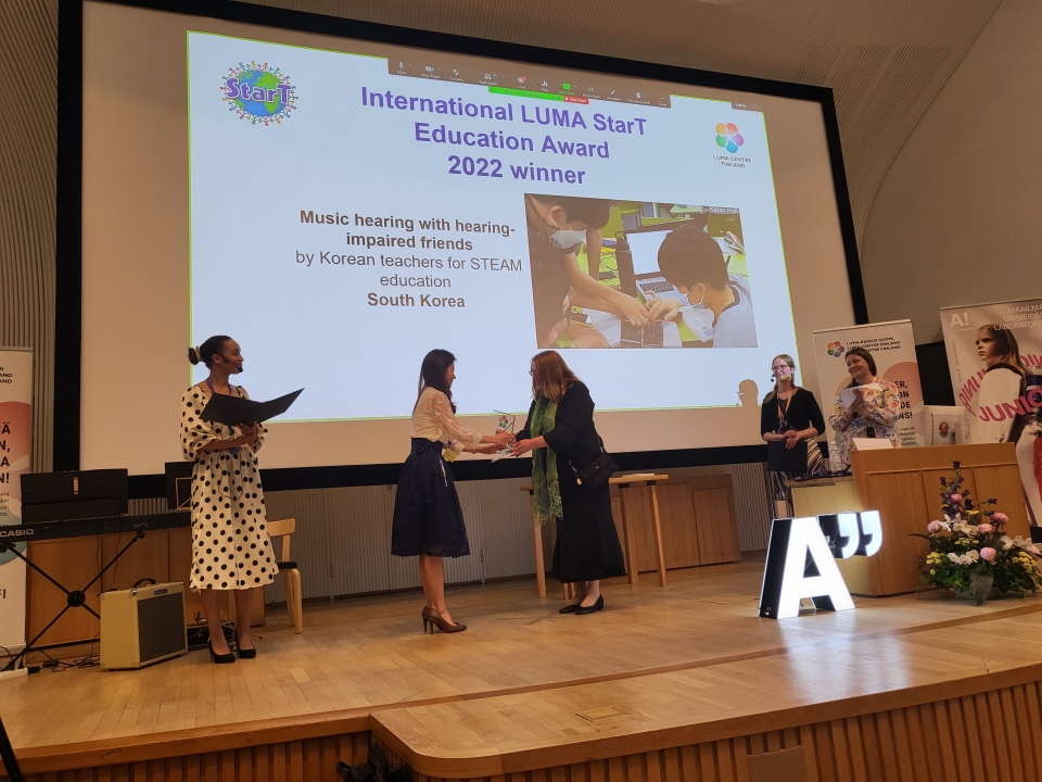 한국 무학중학교 교사연구회팀이 국제 LUMA StarT 교육상(International LUMA StarT Education Awards; best practices awards)을 수상하고 있다.