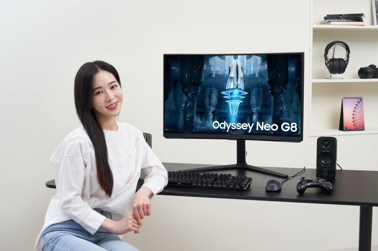삼성전자 모델이 서울 시내 한 스튜디오에서 커브드 게이밍 모니터 신제품 '오디세이 네오 G8'을 선보이고 있다. [사진=삼성전자]