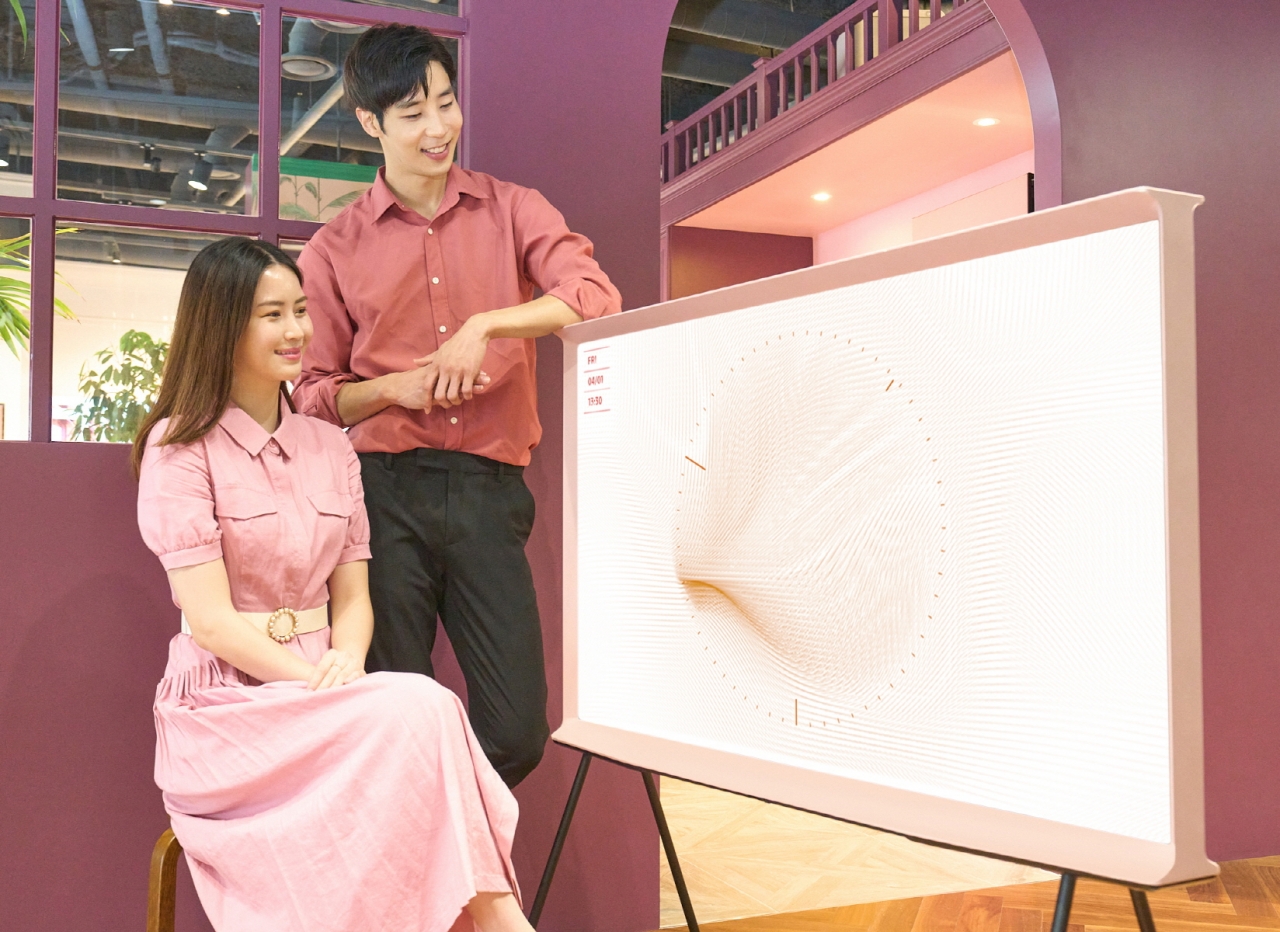 삼성전자 모델이 라이프스타일 TV 더 세리프 블라썸 핑크 제품을 소개하고 있다. [사진=삼성전자]