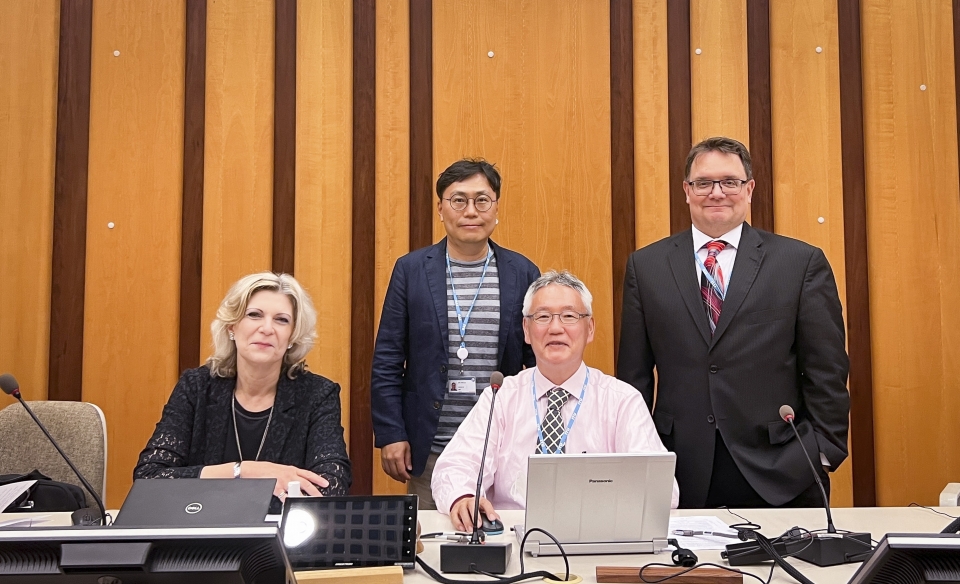 ITU-T SG13 회의에서 SK텔레콤 심동희 팀장(왼쪽에서 두번째)이 SG13의장단과 함께 찍은 사진. 카주노리 타니카와(Kazunori Tanikawa) SG13 의장(왼쪽에서 세번째)