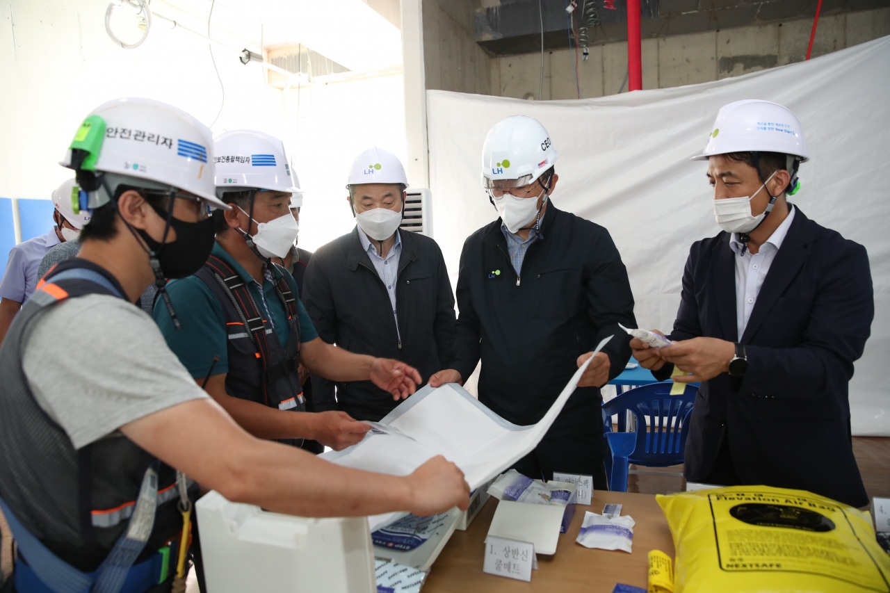 김현준 LH 사장(사진 오른쪽 둘째)이 근로자 휴게실에서 폭염 시 근로자들의 체온을 낮춰주는 쿨매트에 대한 설명을 듣고 있다. [사진=LH]