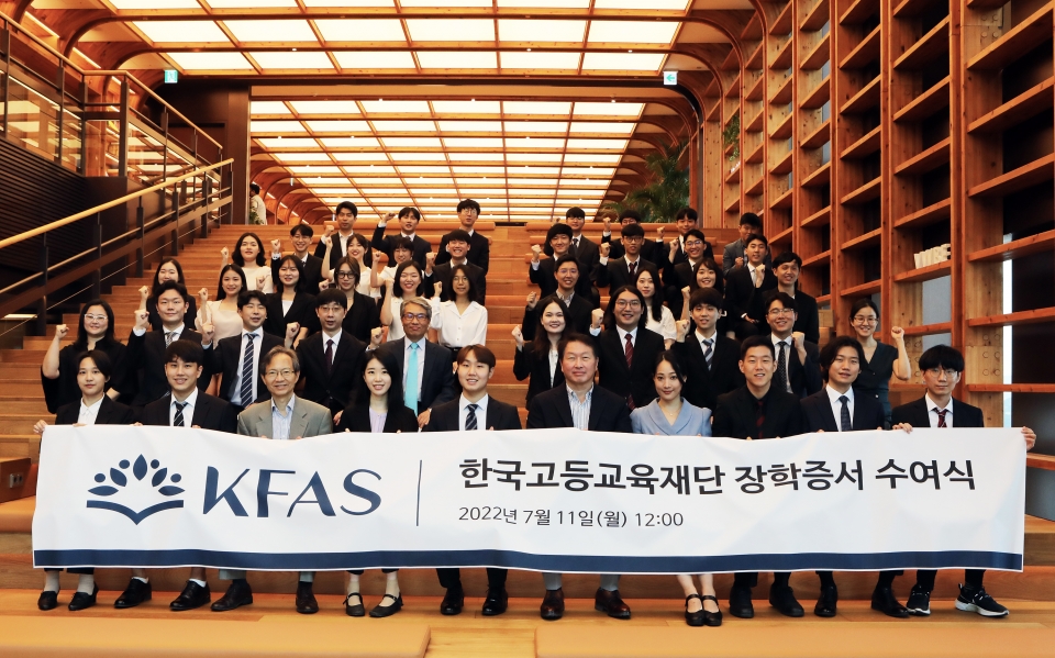 최태원 SK회장이 11일 서울 종로구 SK서린빌딩에서 열린 해외유학 장학증서 수여식에서 장학생들과 기념촬영을 하고 있다.