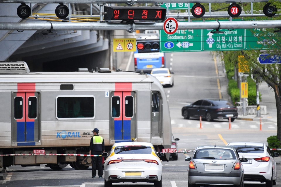 도로 인접 철도시설물 안전운전안내 서비스가 제공된다. 사진은 서울시 중구 서소문 건널목 모습.    [사진=코레일]