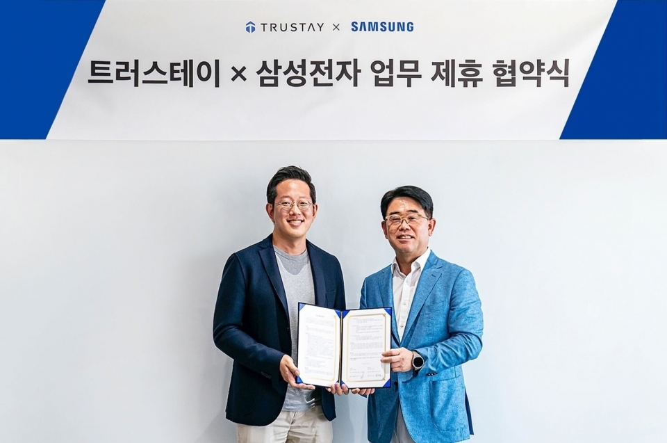 왼쪽부터 김정윤 트러스테이 대표, 오치오 삼성전자 한국총괄 B2B 부사장