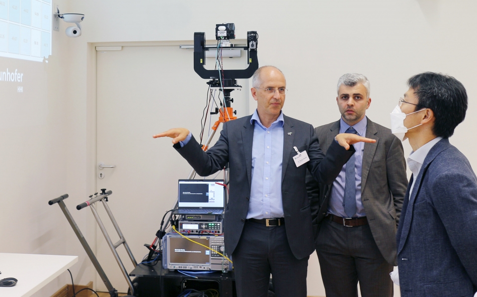 독일 베를린에 위치한 프라운호퍼 하인리히-헤르츠 연구소에서 LG전자 CTO 김병훈 부사장(사진 오른쪽 끝)이 현지 관계자와 6G 기술에 대해 논의하고 있다.