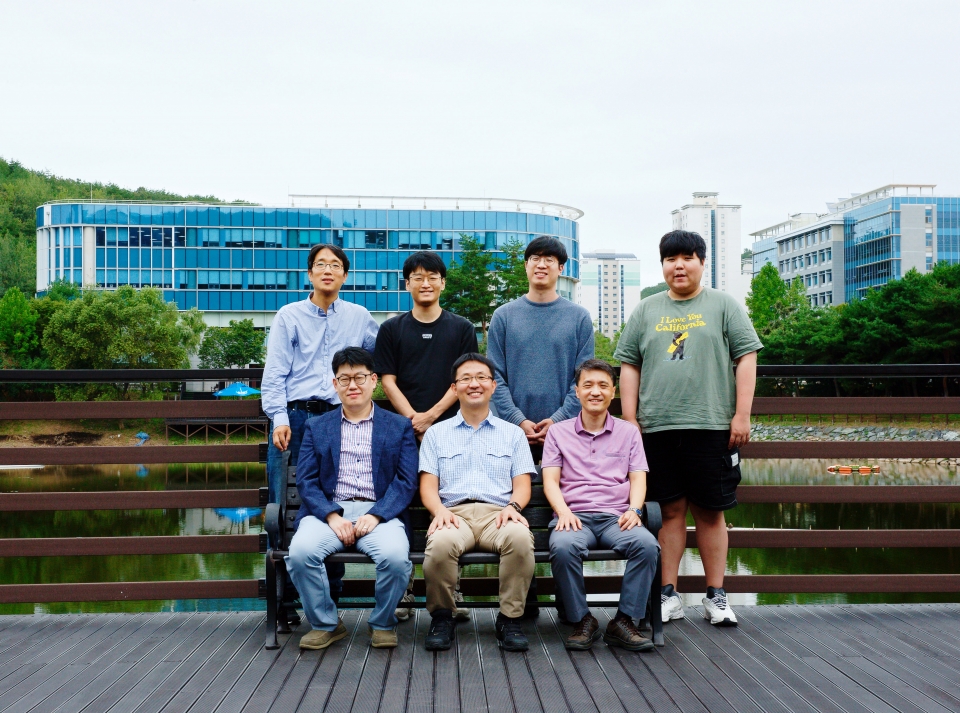 참여연구진이 UNIST 가막못 앞에서 촬영했다. 앞줄 왼쪽 첫 번째가 김태헌 울산대 교수, 두 번째가 오윤석 교수.