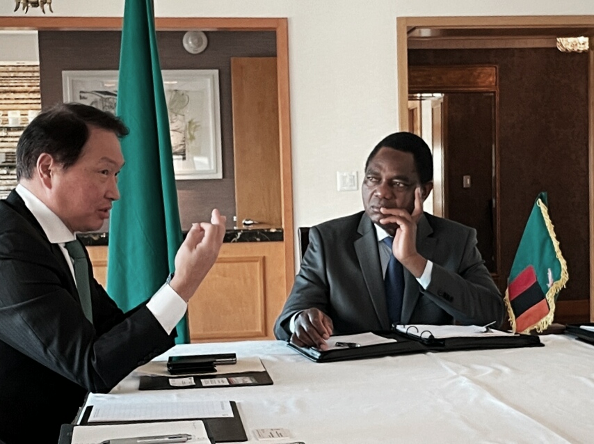 최태원 SK그룹 회장이 지난 20일 미국 뉴욕에서 하카인데 히칠레마 잠비아 대통령과 만나 사업협력 방안을 논의했다. [사진=SK]