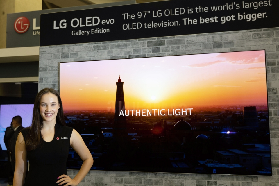 LG전자가 미국 댈러스에서 열린 영상가전 전시회 CEDIA 2022에 참가해 혁신 TV 신제품을 대거 소개했다. LG전자 모델이 최근 북미 시장에 출시된 97형 올레드 TV를 소개하고 있다.