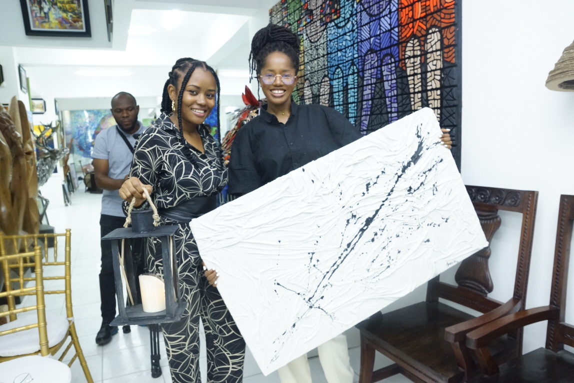 LG전자가 나이지리아에서 현지 기후변화 대응 NGO 및 젊은 예술가들과 협업해 OLED TV 포장 박스를 활용한 친환경 전시를 열었다. [사진=LG전자]