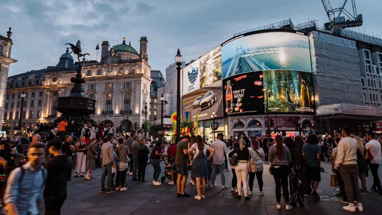 삼성전자가 2030 부산엑스포 유치위원회와 함께 영국 런던 피카딜리 광장의 대형 LED 전광판을 통해 엑스포 유치 홍보 영상을 선보이고 있다. [사진=삼성전자]