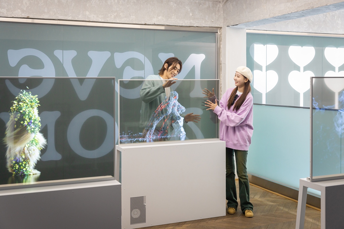 서울 성수동 복합문화공간 쎈느서 열린 LG디스플레이 OLED 디지털아트전을 찾은 관람객들이 작품을 감상하고 있다. [사진=LG디스플레이]