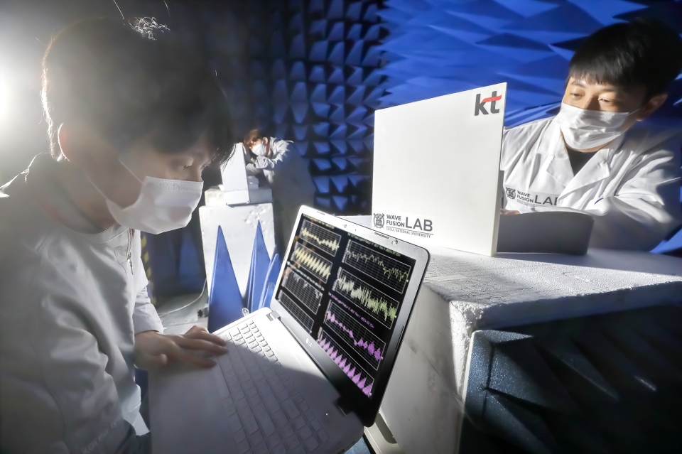 KT 융합기술원 및 서울대학교 연구원이 RIS(지능형 반사 표면) 기술의 성능을 검증하는 모습