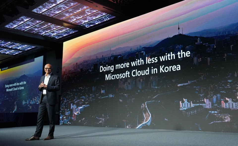 사티아 나델라(Satya Nadella) 마이크로소프트 CEO 겸 이사회 의장이 15일 ‘마이크로소프트 이그나이트 스포트라이트 온 코리아(Microsoft Ignite Spotlight on Korea)’ 컨퍼런스에서 기조연설을 하고 있다.