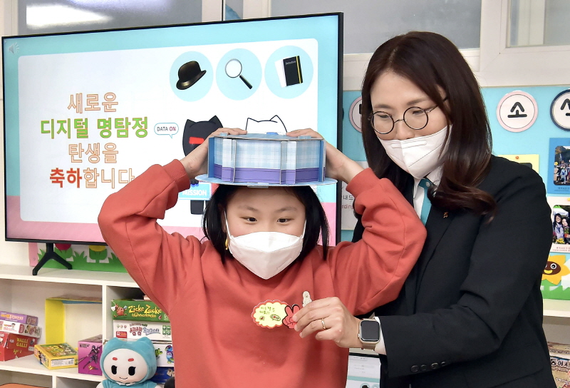 KT 디지털 시민 서포터즈가 서울 중랑구 한길지역아동센터에서 초등학생들을 대상으로 디지털 시민 교육을 진행하고 있다. [사진=KT]