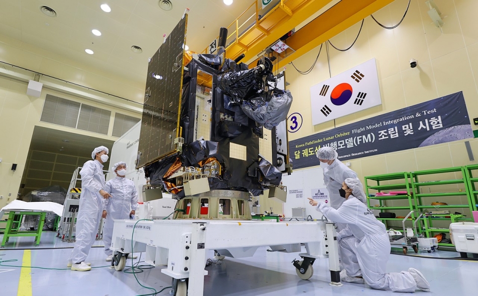 대한민국 최초 달 탐사선 다누리가 목표 궤도 진입에 성공했다. 지난해 8월 항우연 관계자들이 다누리를 살펴보고 있다. [사진=항우연]