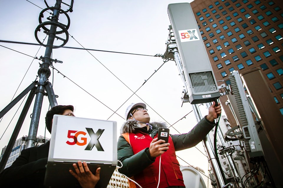 SK텔레콤 직원들이 5G 기지국을 점검하고 있다. [사진=SKT]