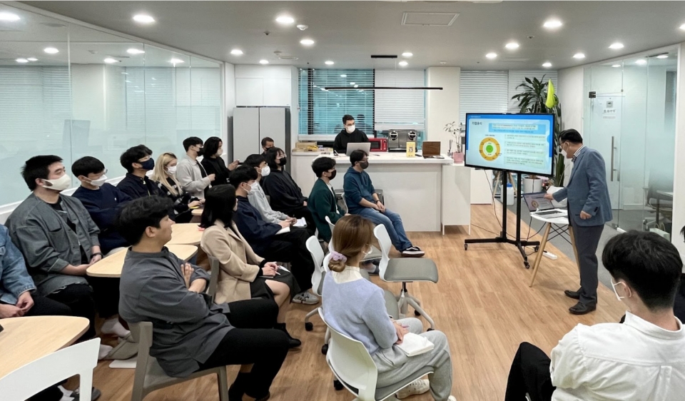 지난 19일 서울 강남구 헥슬란트 본사에서 헥슬란트 임직원을 대상으로 교육이 진행되고 있다. [사진=헥슬란트]