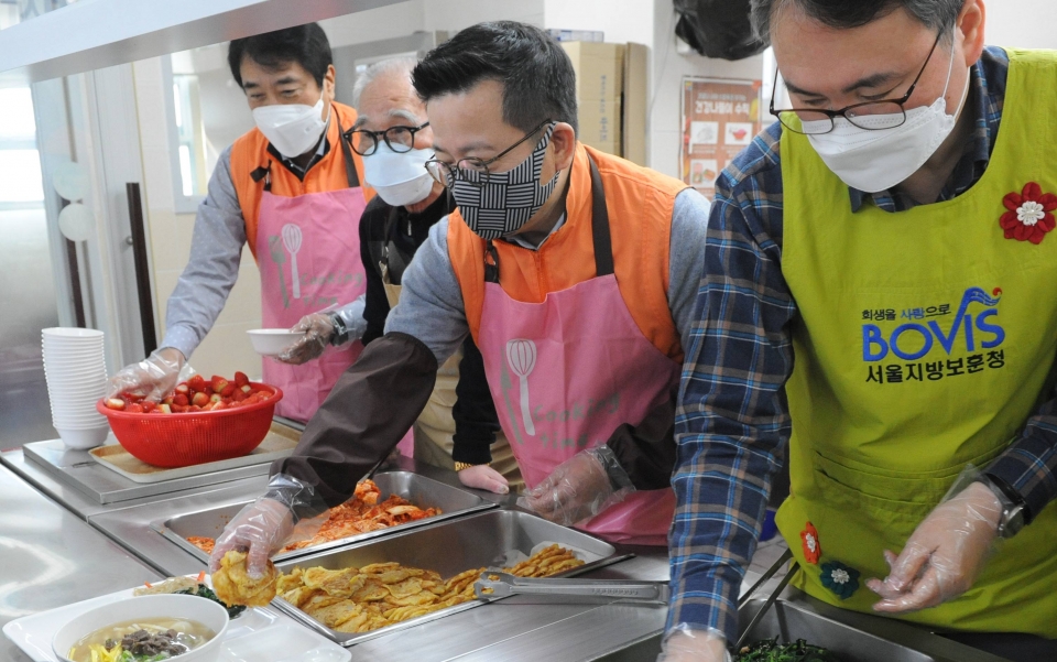 지난 19일 한화시스템 임직원들이 국가유공자 대상 설 명절 음식 나눔 봉사활동을 하고 있다. 어성철 한화시스템 대표이사(왼쪽 세번째), 윤안식 한화시스템 부사장(왼쪽 첫번째)