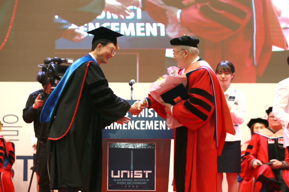 2023 UNIST 학위수여식. 서남표 MIT 명예교수가 UNIST 명예박사 학위를 수여 받고 있다. 왼쪽부터 이용훈 UNIST 총장, 서남표 MIT 명예교수.