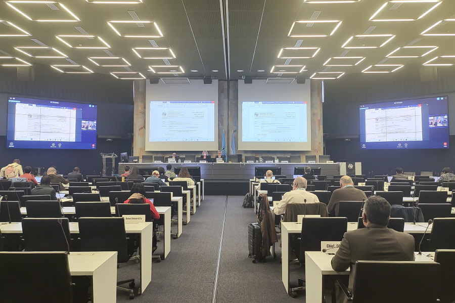 KT가 스위스 제네바에서 지난 13일부터 24일(현지시간)까지 개최된 국제전기통신연합 전기통신표준화 부문(ITU-T)의 연구 그룹 13(SG 13) 회의에서 제안한 양자 인터넷 기술이 국제표준화 과제로 승인됐다고 27일 밝혔다. 스위스 제네바에서 열린 ITU-T SG 13 회의 모습. [사진=KT]스위스 제네바에서 열린 ITU-T SG 13 회의에서 김형수 KT 융합기술원 팀장이 워킹파티 의장으로서 회의를 진행하는 모습. [사진=KT]