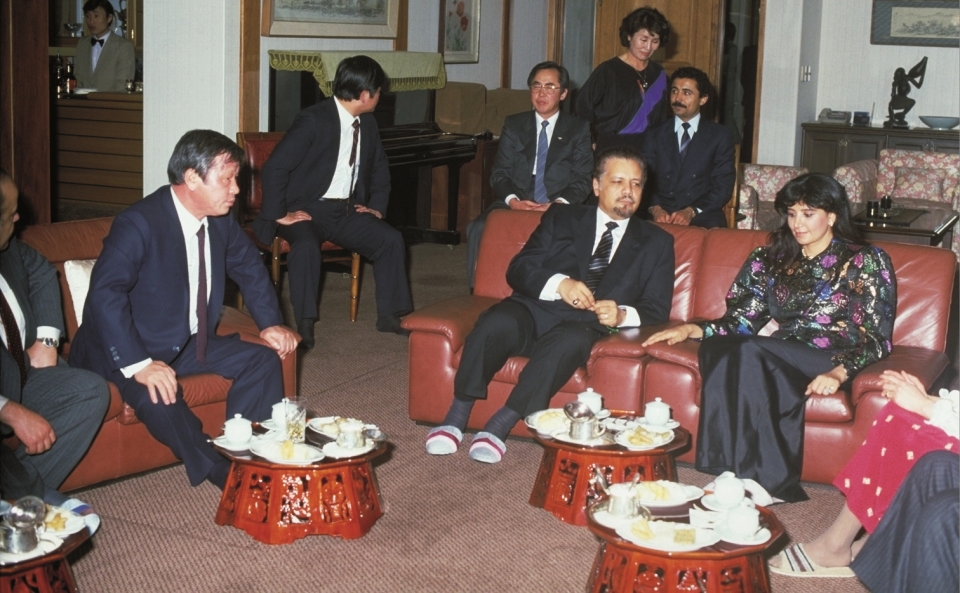 최종현 선대회장(왼쪽)이 1981년 내한한 야마니 사우디아라비아 석유장관(가운데)과 논의하는 장면. 2차 석유 파동 당시 최 선대회장은 사우디아라비아와 돈독한 관계를 바탕으로 장기 원유공급계약을 체결하며 위기를 돌파함