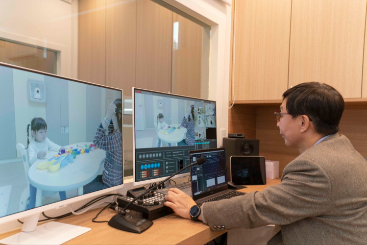 SK텔레콤과 서울대학교병원은 AI를 활용해 영유아의 자폐스펙트럼장애 여부와 장애 정도를 조기에 정확히 진단하기 위한 전용공간 ‘영유아 발달진단 AI 리빙랩’을 구축했다고 20일 밝혔다.