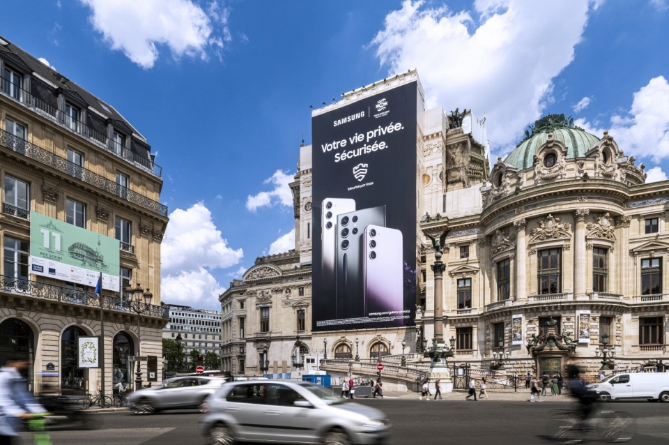 삼성전자가 파리 오페라 가르니에 외벽에 마련된 갤럭시 옥외 광고에 2030 부산 엑스포 로고를 포함하고 박람회 유치 활동을 알리고 있다. [사진=삼성전자]