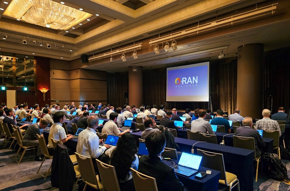 6월 19일 일본 오사카에서 열린 O-RAN 얼라이언스 미팅에 주요 글로벌 사업자 및 제조사 담당자들이 참여하고 있다.
