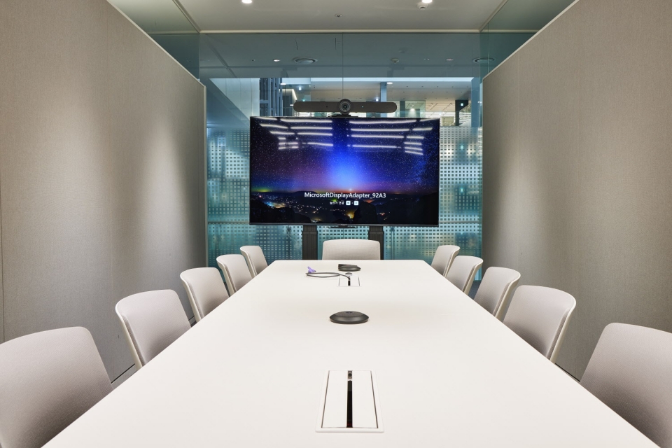 HD현대 글로벌 R&D 센터 회의실에 설치된 로지텍의 화상회의 솔루션.