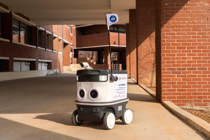 SK쉴더스 ‘AI순찰로봇’이 덕성여대 캠퍼스에서 시범 테스트를 진행하고 있는 모습.