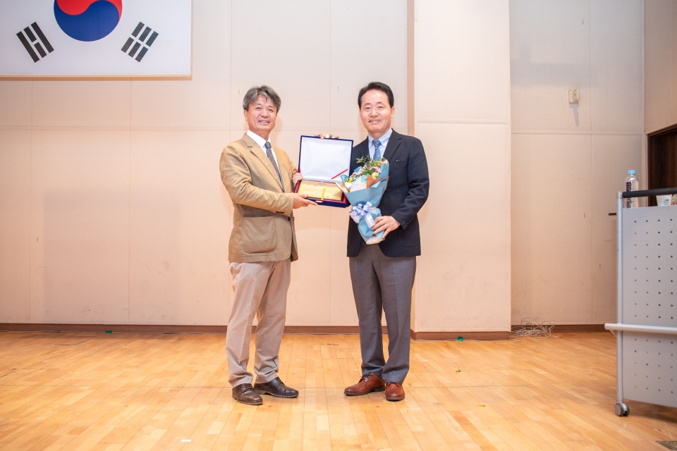 한국과학창의재단 조율래 이사장(오른쪽)이 ‘대한민국 리더십 대상’을 수상한 후 기념 촬영을 하고 있다.