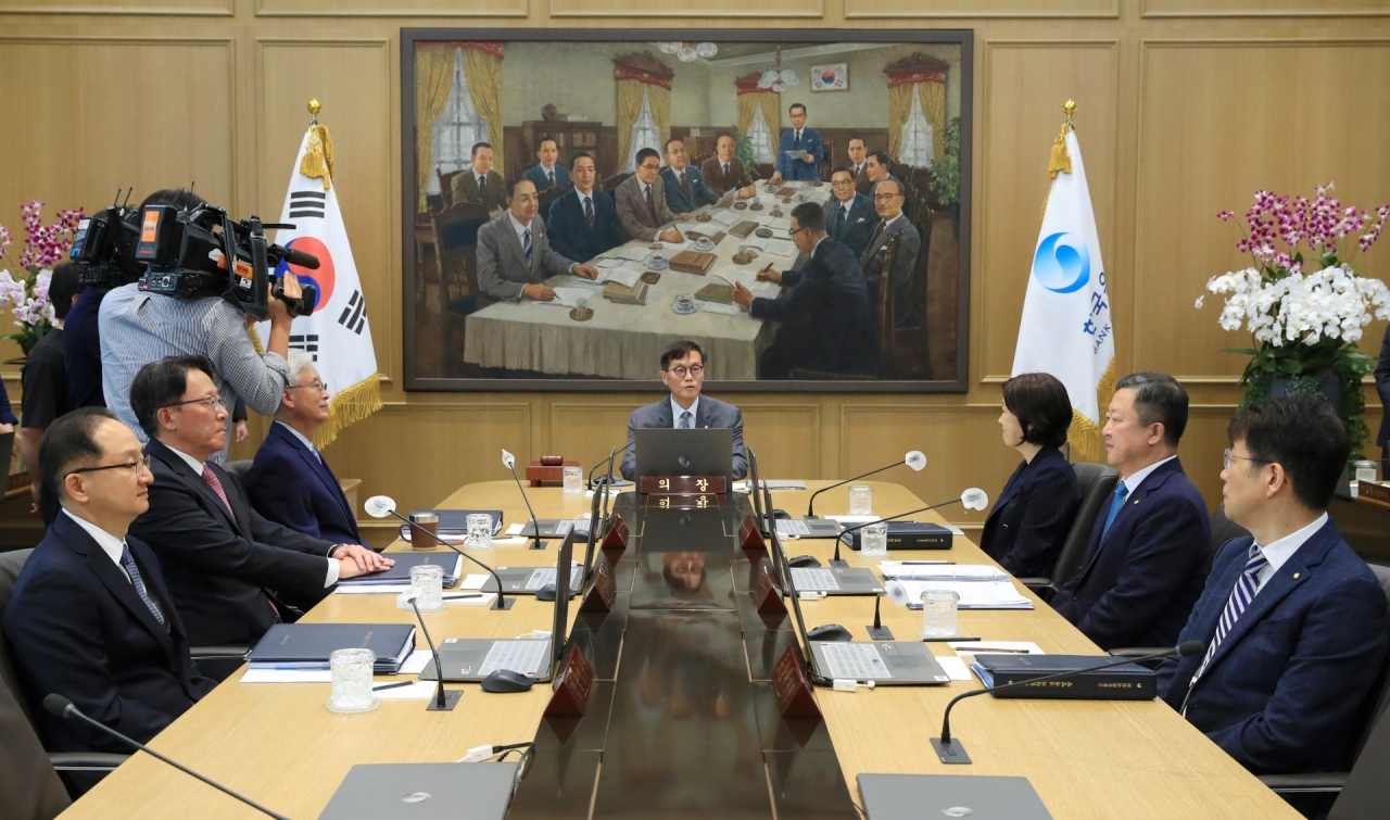 이창용 한국은행 총재(가운데)가 24일 서울 중구 한국은행에서 열린 금융통화위원회 본회의에서 회의를 주재했다. [사진=한국은행]