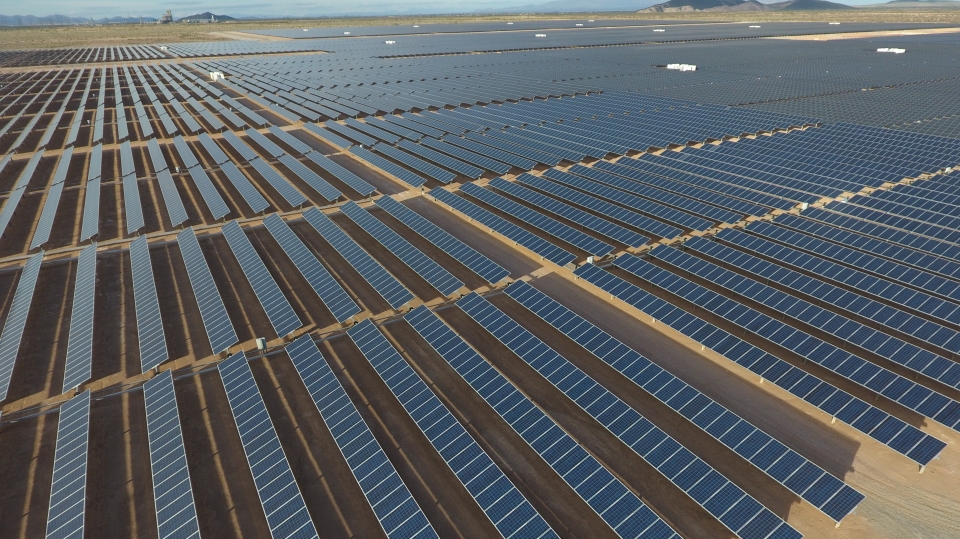 미국 애리조나주에 설치된 HD현대에너지솔루션의 태양광 모듈의 모습. [사진=HD현대]