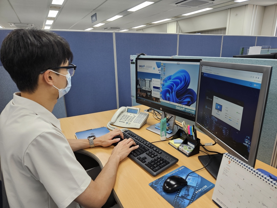 서울대병원 직원이 SK브로드밴드 'Cloud X'를 사용하고 있다.