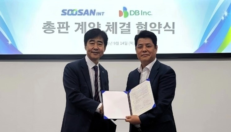 최인초 DB Inc. 스마트솔루션 센터장(왼쪽) , 김종우 수산아이앤티 사업총괄(오른쪽)이 계약 이후 기념촬영을 하고 있다.