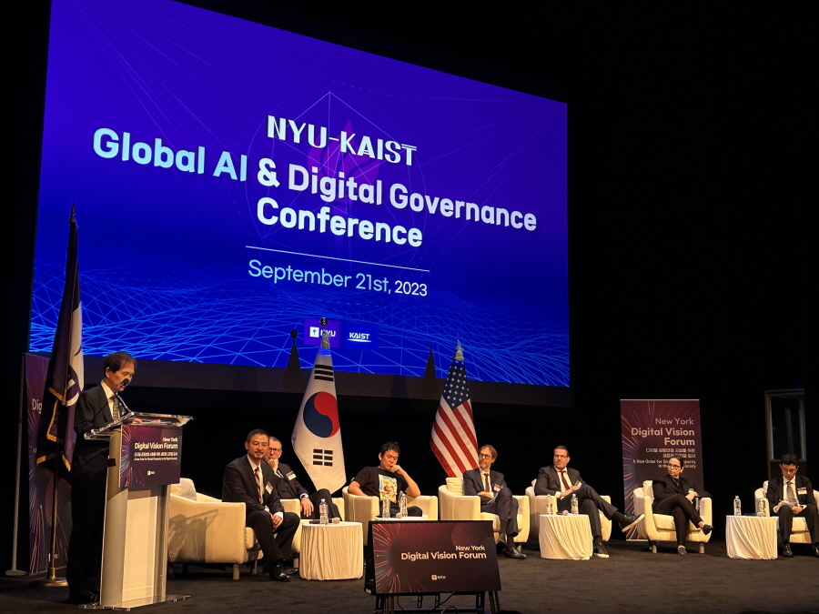 21일 열린 인공지능 AI & 디지털거버넌스 컨퍼런스에서 이광형 KAIST 총장이 인사말을 하고 있다. [사진=KAIST]