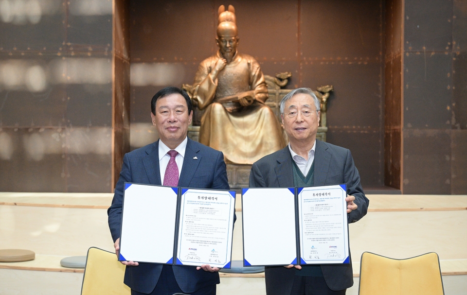 최민호 세종시장(왼쪽)과 박정부 아성다이소 회장이 3500원 규모의 투자협약을 체결했다. [사진=세종시]