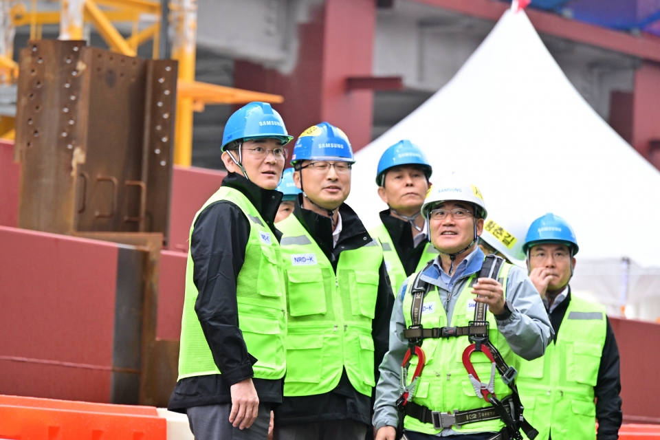19일 삼성전자 기흥캠퍼스를 찾은 이재용 회장이 차세대 반도체 R&D 단지 건설 현장을 점검하고 있다.
