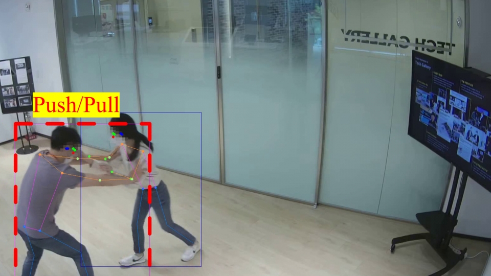 SKT AI 기술을 활용하면 발차기·주먹질·밀고당기기·쓰러짐·머리 때리기(자해)·드러눕기·달리기·배회하기·점프 등 총 9가지 도전적 행동을 인지해낼 수 있다. 이미지는 연구원이 CCTV 앞에서 밀고 당기는 모습과 머리를 때리는 모습을 AI가 인지한 화면