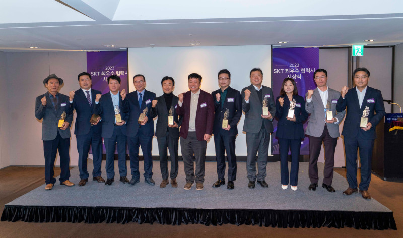 강종렬 SKT CSPO(왼쪽에서 6번째)가 수상 기업 대표들과 함께 기념촬영을 하고 있는 모습