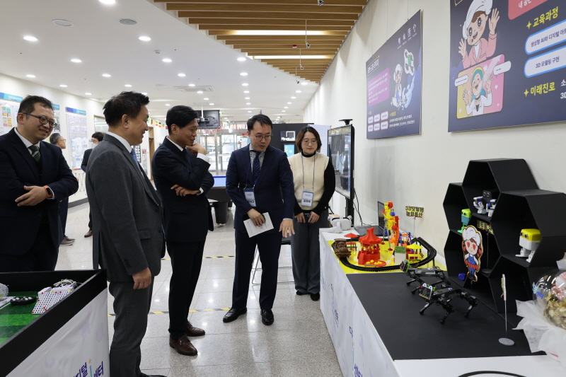 조승래 더불어민주당 의원이 14이 대전 유성구 디지털 문제해결센터를 방문했다. [사진=조승래의원실]