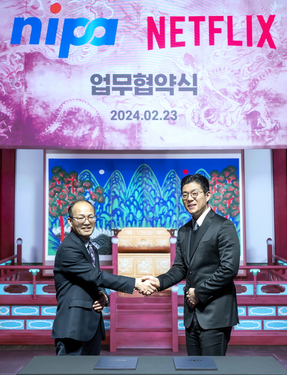 NIPA 조영진 본부장(왼쪽), 넷플릭스 박성용 한국 VFX 및 VP 부문 디렉터(오른쪽), LED 월 앞